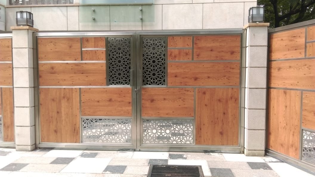 SS Gate with Wood-Finish Panels & CNC Jaali